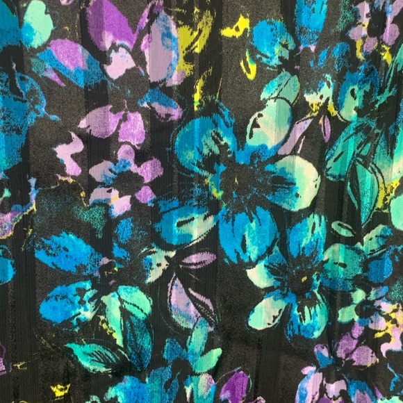 The Limited M Floral Bell Sleeved Blouse NWT - Picture 6 of 6